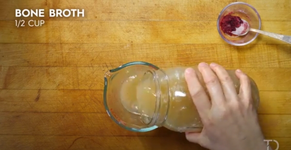 젤라틴이 잘 녹도록 약 5분간 저어줍니다. 뼈 육수 1/2컵을 중불에 끓여줍니다.